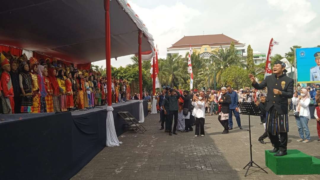 Bupati Lamongan Yuhronur Efendi sempat mencoba menjadi dirijen pada paduan suara siswa siswi SD usai upacara. (Foto: Imron Rosidi/Ngopibareng.id)