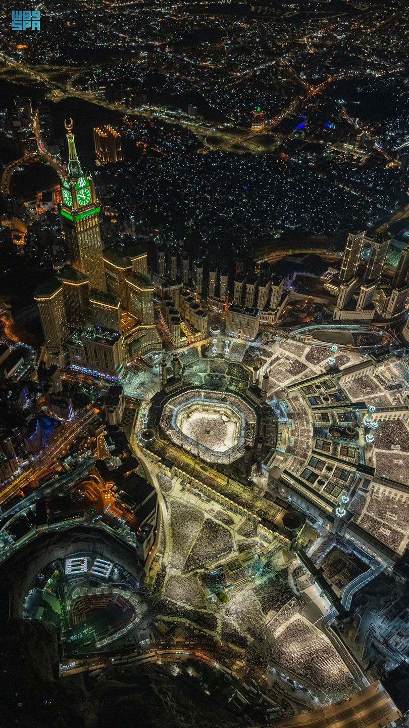 Baitullah di antara keindahan kota Makkah pada malam hari. (Foto: dok/ngopibareng.id)