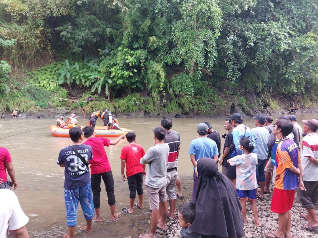 Upaya pencarian bocah hanyut terseret arus sungai Bedadung (Foto: Istimewa)