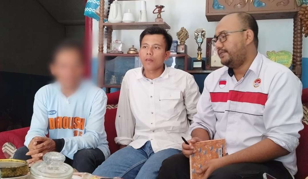 Sg, paling kiri suami dari Iw berbincang dengan petugas dari P4MI Banyuwangi (paling kanan) (foto: Muh Hujaini/Ngopibareng.id)