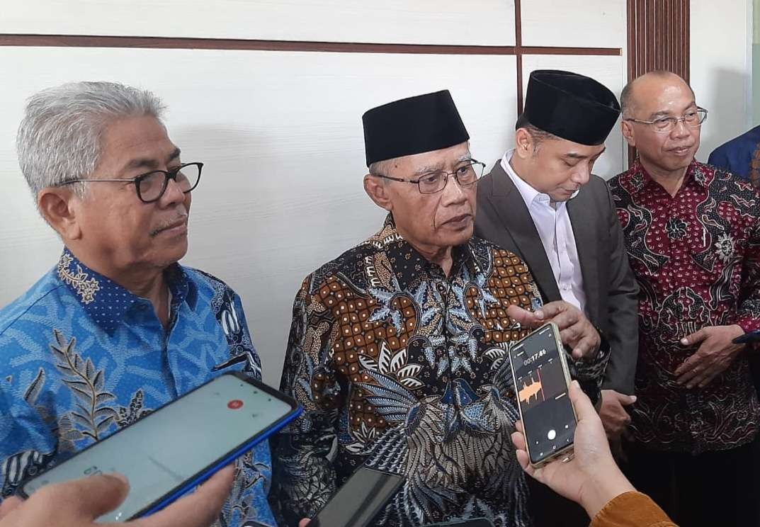 Pimpinan Pusat Muhammadiyah Prof KH Haedar Nashir saat ditemui di UM Surabaya. (Foto: Pita Sari/Ngopibareng.id).