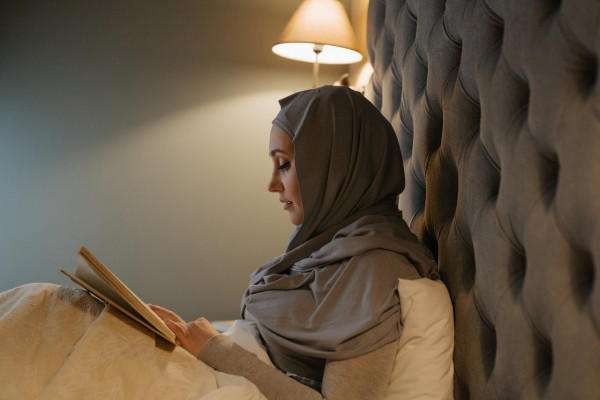 Muslimah setia sedang membaca. (Ilustrasi)