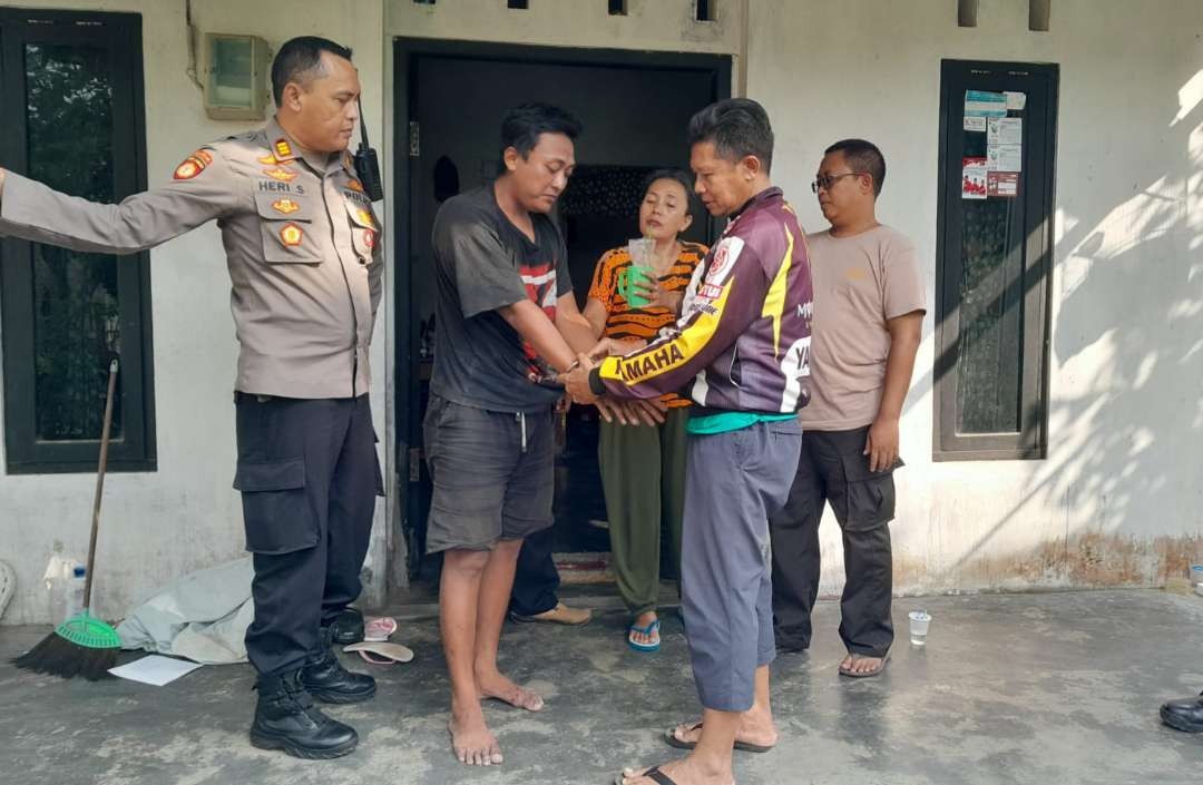 Proses penangkapan tersangka penganiayaan pedagang pangsit mie disaksikan orang tuanya. (Foto: Dokumentasi Polsek Patrang)