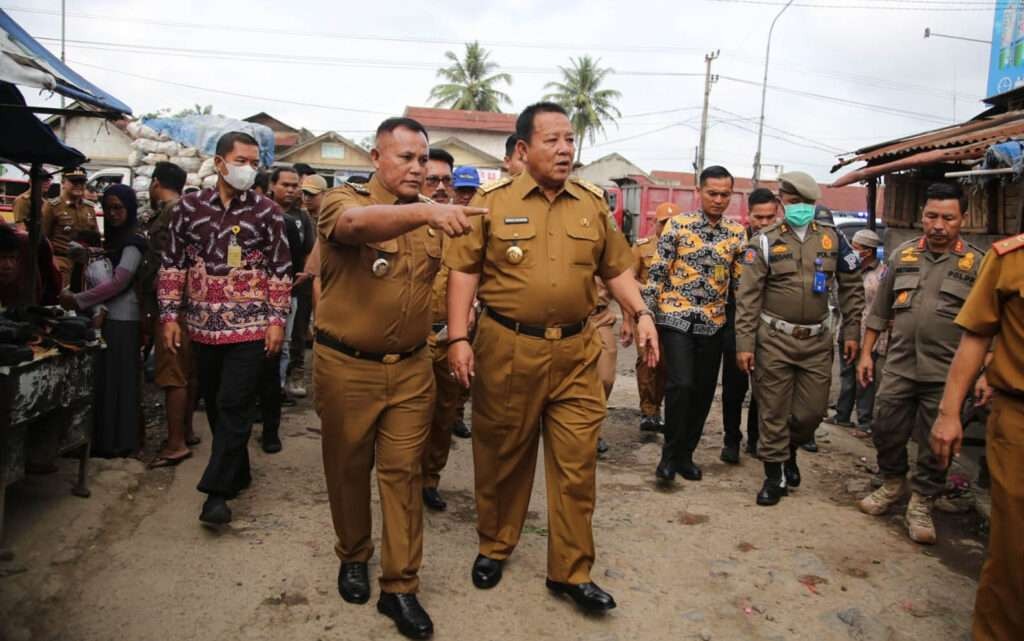 Gubernur Lampung Arinal Djunaidi (kanan) dan Bupati Lampung Selatan, Nanang Ermanto meninjau sejumlah lokasi yang akan didatangi oleh Presiden Jokowi dalam kunjungan kerja, Kamis 4 Mei 2023. (Foto: lampungselatankab.go.id)