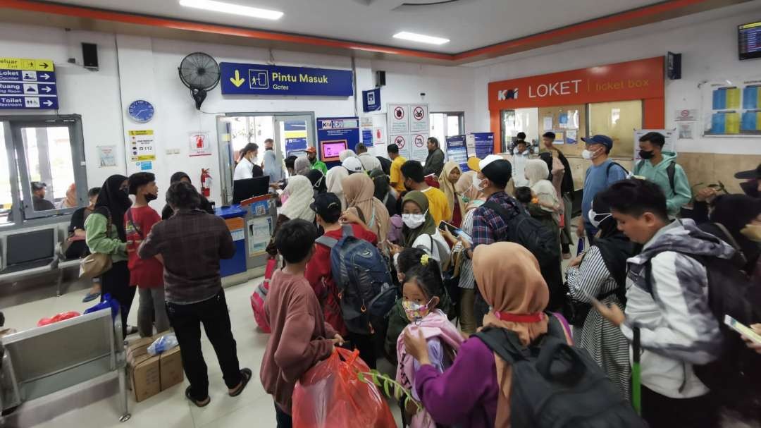 Sejumlah penumpang melakukan boarding di Stasiun Rogojampi (foto:istimewa)