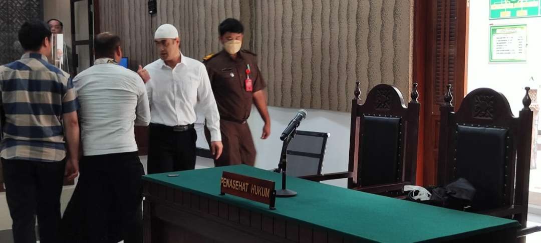 Sidang kasus dugaan Kekerasan Dalam Rumah Tangga (KDRT) melibatkan terdakwa artis Ferry Irawan kembali digelar di Pengadilan Negeri Kota Kediri.(Foto: Fendi Lesmana/ngopibareng.id)