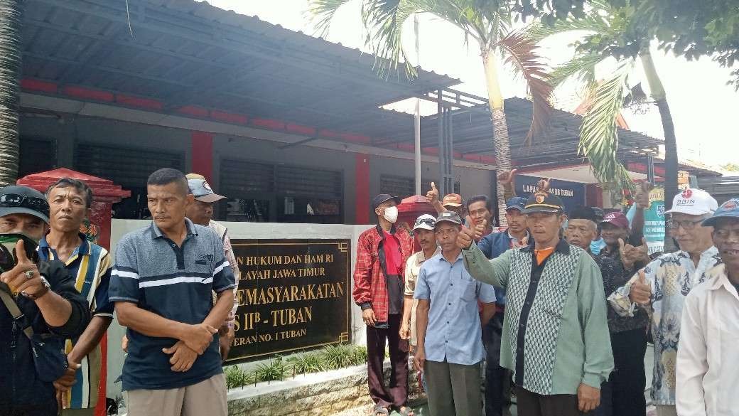 Puluhan warga Desa Bunut, Kecamatan Widang, Kabupaten Tuban memberikan dukungan moril kepada Kades yang ditahan di Lapas Kelas II B Tuban, Jawa Timur. (Foto: Khoirul Huda/Ngopibareng.id)