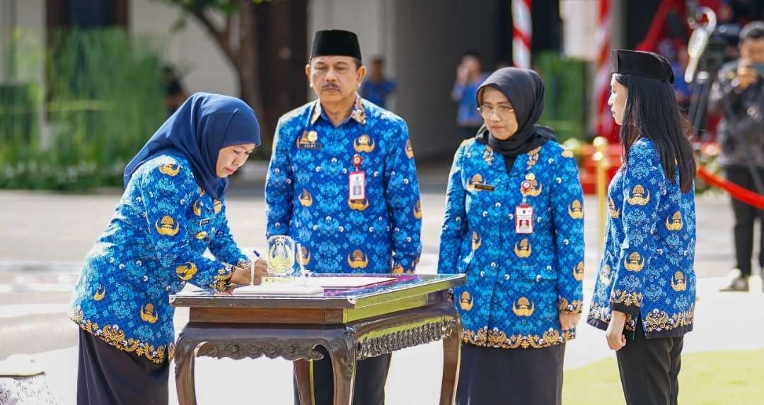 Gubernur Jatim, Khofifah Indar Parawansa saat mengambil sumpah jabatan ASN di Gedung Negara Grahadi, Surabaya, Kamis 4 Mei 2023. (Foto: Humas Prov Jatim)