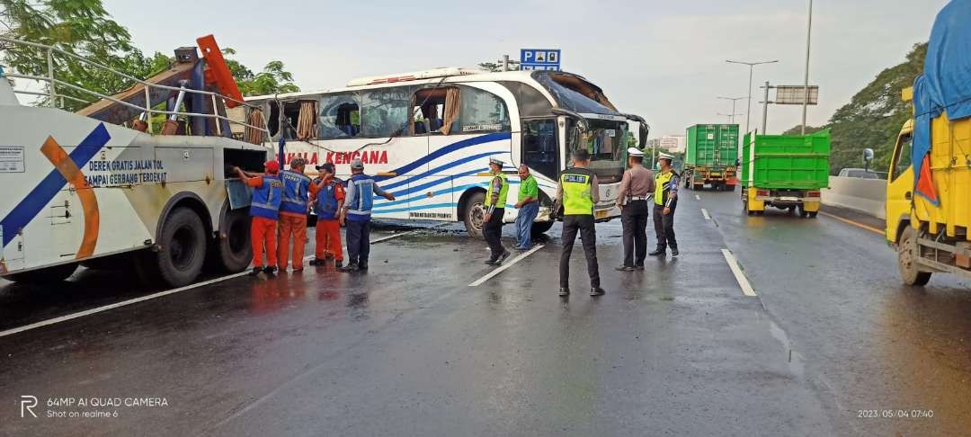 Petugas melakukan evakuasi bus Pahala Kencana, yang terguling di Tol Surabaya-Gempol, Kamis 4 April 2023. (Foto: PJR Polda Jatim)