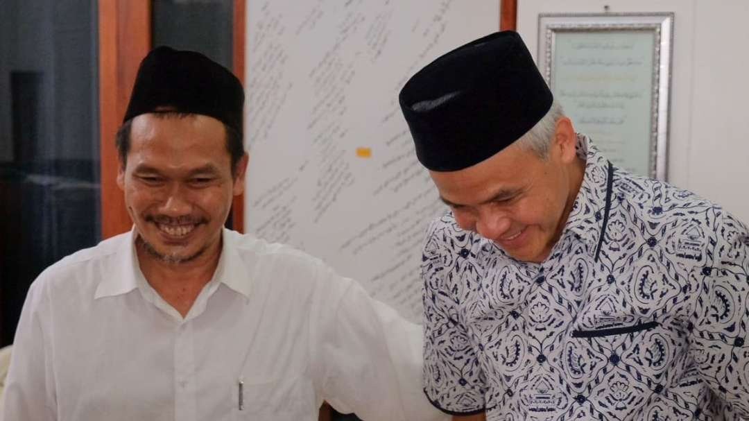Gubernur Jawa Tengah, Ganjar Pranowo nyantri ke Gus Baha di Rembang. (Foto: Twitter@ganjarpranowo)