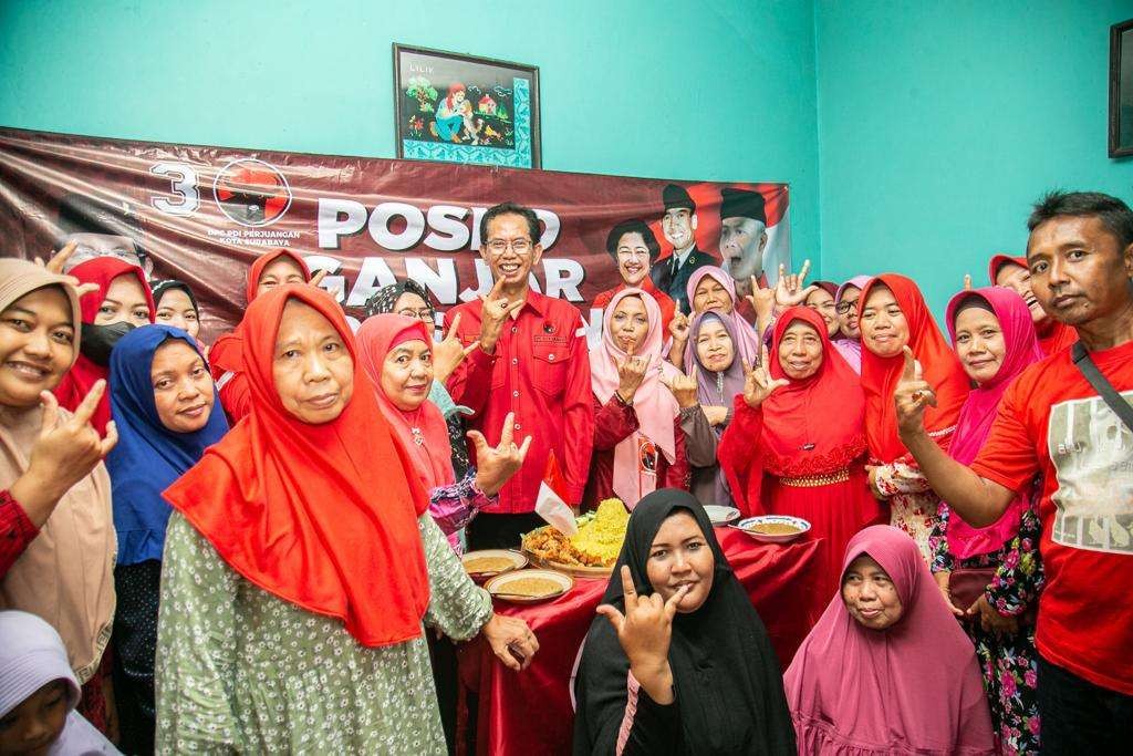 Ketua DPRD Surabaya, Adi Sutarwijono bersama emak-emak saat pendirian Posko Ganjar Pranowo Presiden,  di Kelurahan Wonorejo, Surabaya.  (Foto: istimewa).