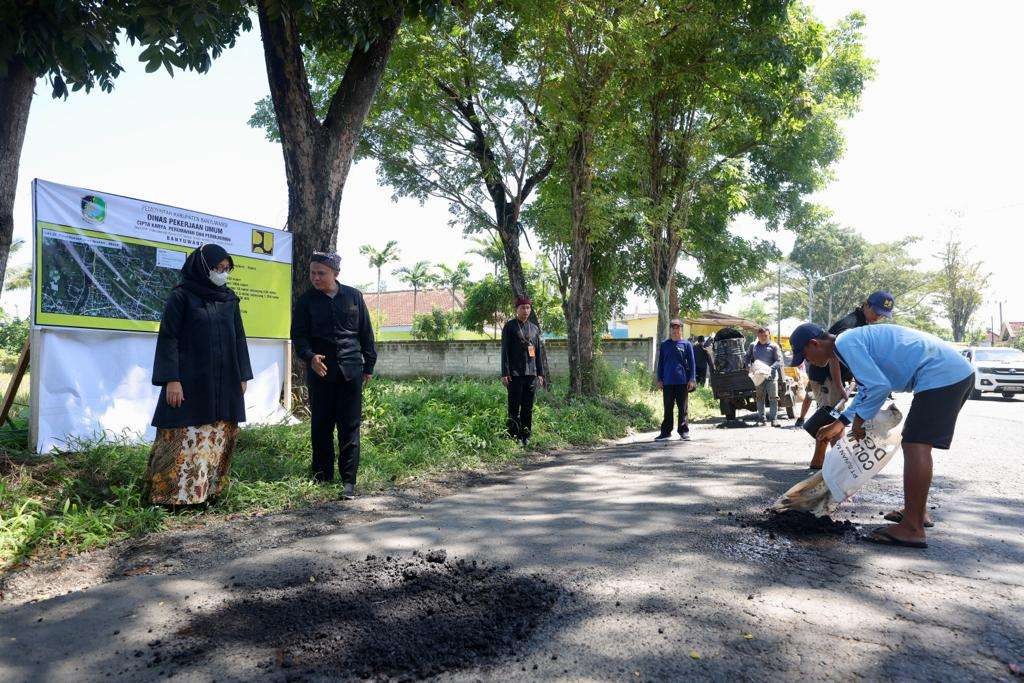 Bupati Banyuwangi Ipuk Fiestiandani melihat proses perbaikan jalan di wilayah Kecamatan Genteng (foto: Humas Pemkab Banyuwangi )