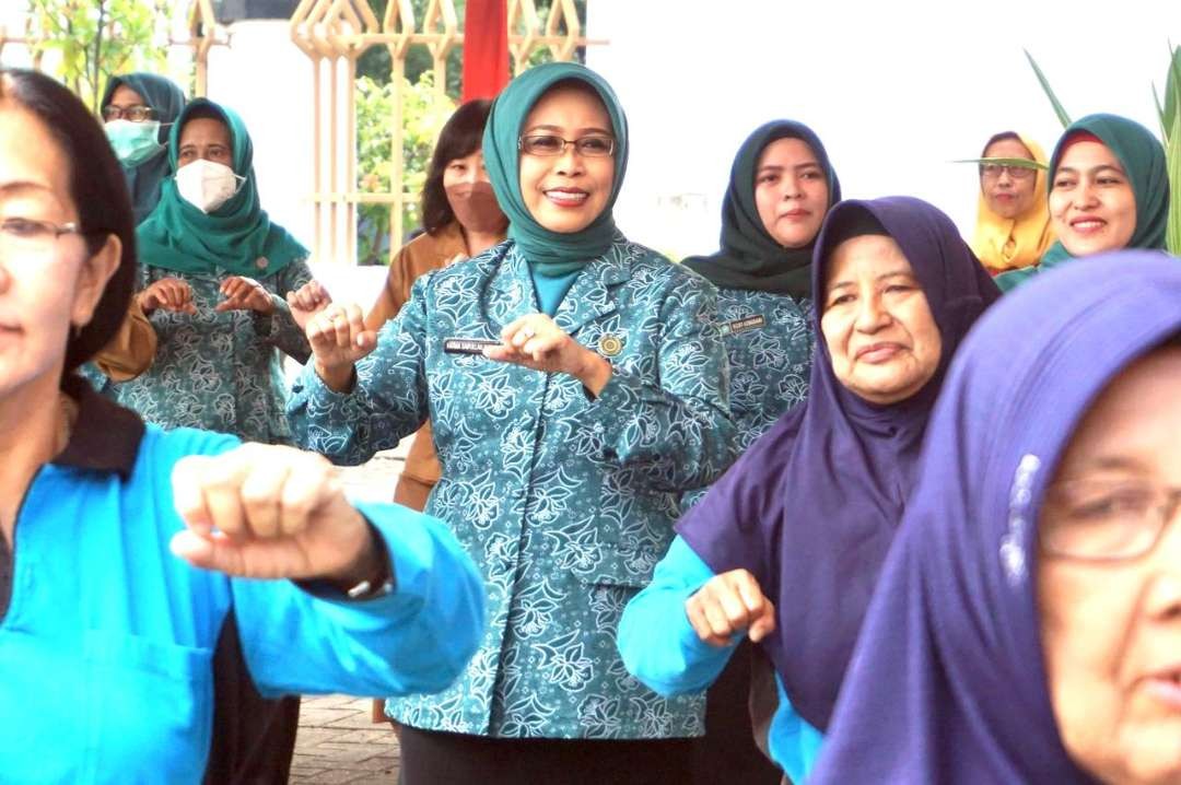 Istri Walikota Pasuruan Fatma Saifullah Yusuf saat ikut senam bersama lansia  Karang Werda Sumber Asih Kelurahan Pekuncen. (Foto: Humas Pemkot Pasuruan)