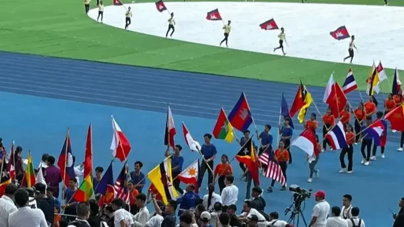 Bendera Indonesia terbalik dalam rangkaian acara upacara pembukaan SEA Games XXXII/2023 di Morodok Techo National Stadium, Phnom Penh, Kamboja, Jumat, 5 Mei 2023. (Foto: Ant)