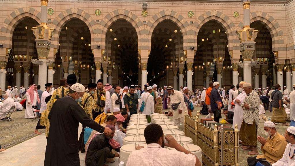 Umat Islam saat menikmai air zamzam di Makkah. (Ilustrasi)