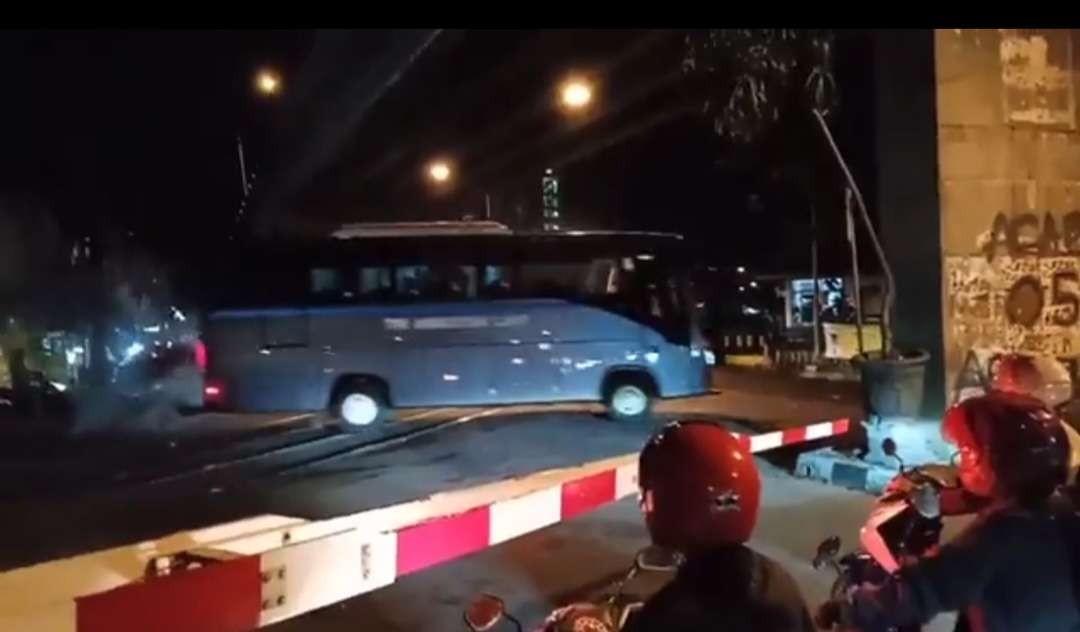 Gambar tangkapan layar suasana dua bus TNI AL terobos lintasan KA di Malang. (Foto: Twitter @sahabat_kereta)