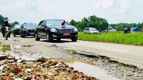 Presiden Jokowi lewati jalan-jalan rusak di Lampung, Jumat 5 Mei 2023. (Foto: Biro Pers Setpres)