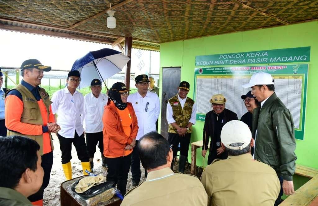 Menko PMK Muhadjir Effendy silaturahmi ke Pondok Kerja Desa Pasir Madang. (Foto: Bidang Pers dan Media Menko PMK)
