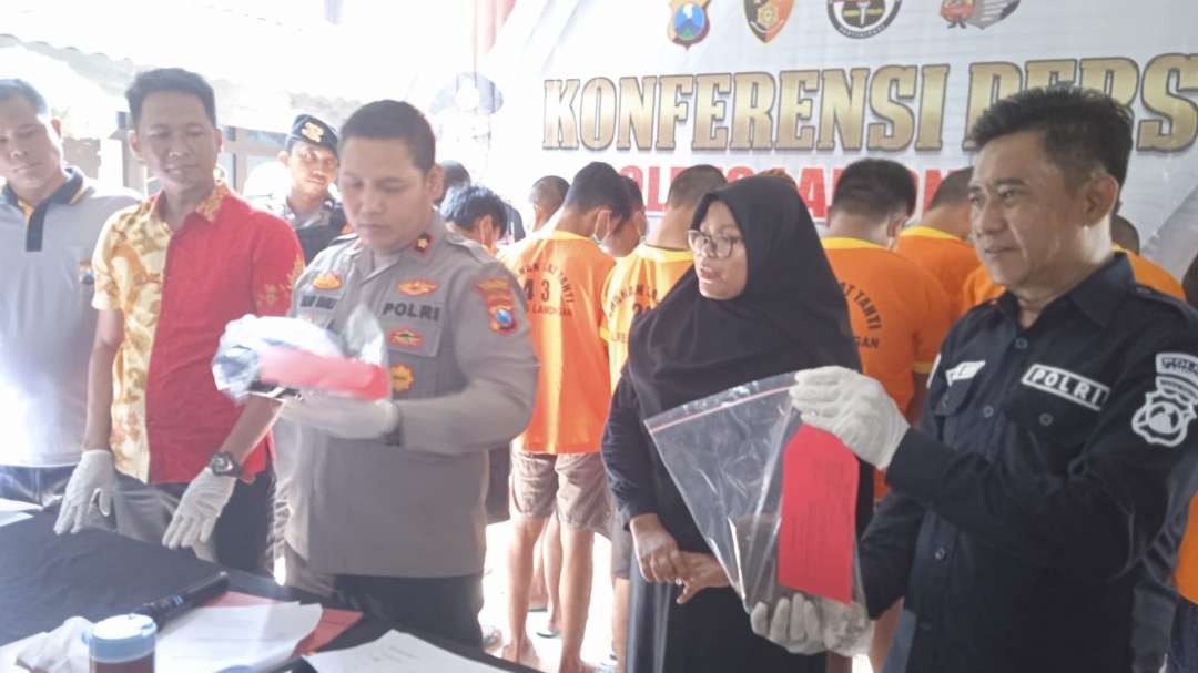 Wakapolres Lamongan Kompol Akay Fahli jumpa pers kasus gesekan perguruan silat. (Foto: Imron Rosidi/Ngopibareng.id)