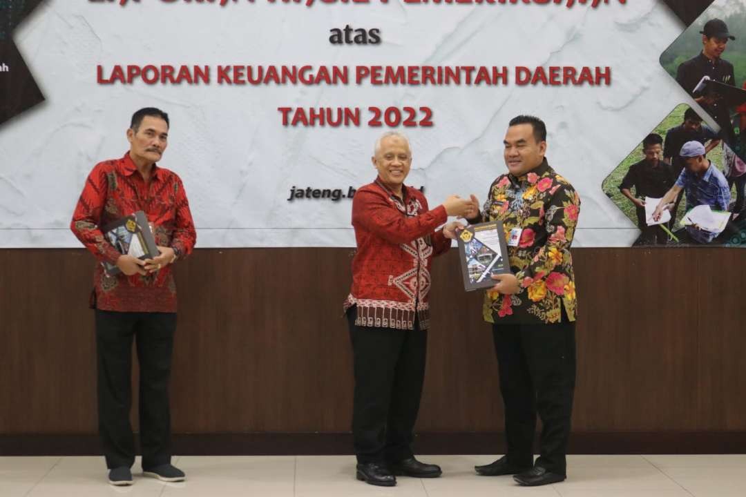 Bupati Blora menerima penghargaan dari BPK RI  Perwakilan Jawa Tengah. (Foto: Humas Pemkab Blora)