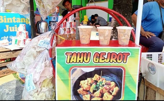 Miski, salah satu penjual Tahu Gejrot dari Cirebon. ( Foto: Asmanu Sudarso/Ngopibareng.id)