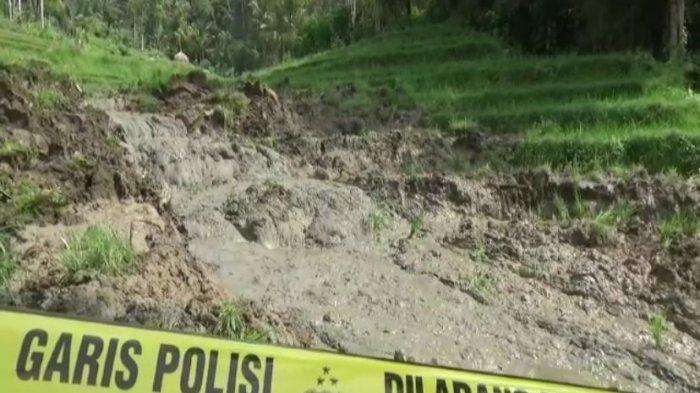 Fenomena Likuifaksi tanah sedimen menjadi seperti cairan terjadi di area persawahan warga di Desa Tumpak Pelem, Kecamatan Sawoo, Kabupaten Ponorogo. (Foto: Ant)