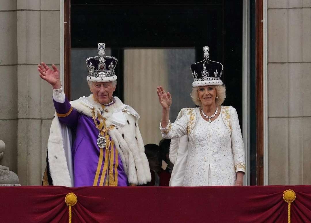 Raja Charles III dan Ratu Camilla dinobatkan sebagai penguasa Kerajaan Inggris, Sabtu 6 Mei 2023. (Foto: Instagram @theroyalfamily)