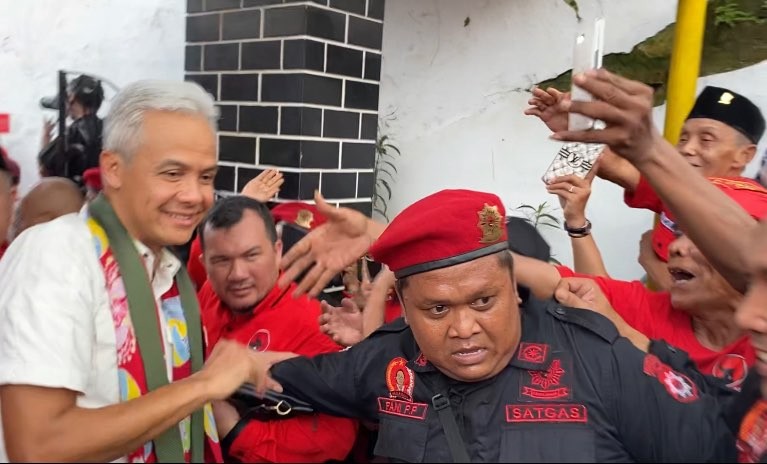 Calon presiden dari PDIP, Ganjar Pranowo mendatangi rumah kelahiran Bung Karno, Surabaya, Sabtu 6 Mei 2023. (Foto: Andhi Dwi/Ngopibareng.id)