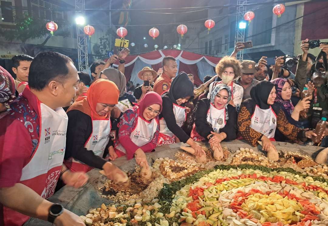 Walikota Surabaya, Gubernur Jatim dan DPRD Surabaya mengulek bersama dalam Festival Rujak Uleg 2023. (Foto: Pita Sari/Ngopibareng.id)