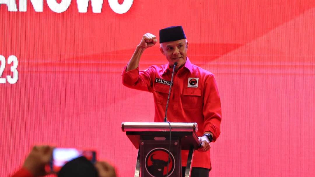 Capres PDI Perjuangan, Ganjar Pranowo saat menyampaikan pidato dalam acara konsolidasi PDI Perjuangan Jatim di Hotel Shangri-La, Surabaya, Sabtu 6 Mei 2023. (Foto: Fariz Yarbo/Ngopibareng.id)