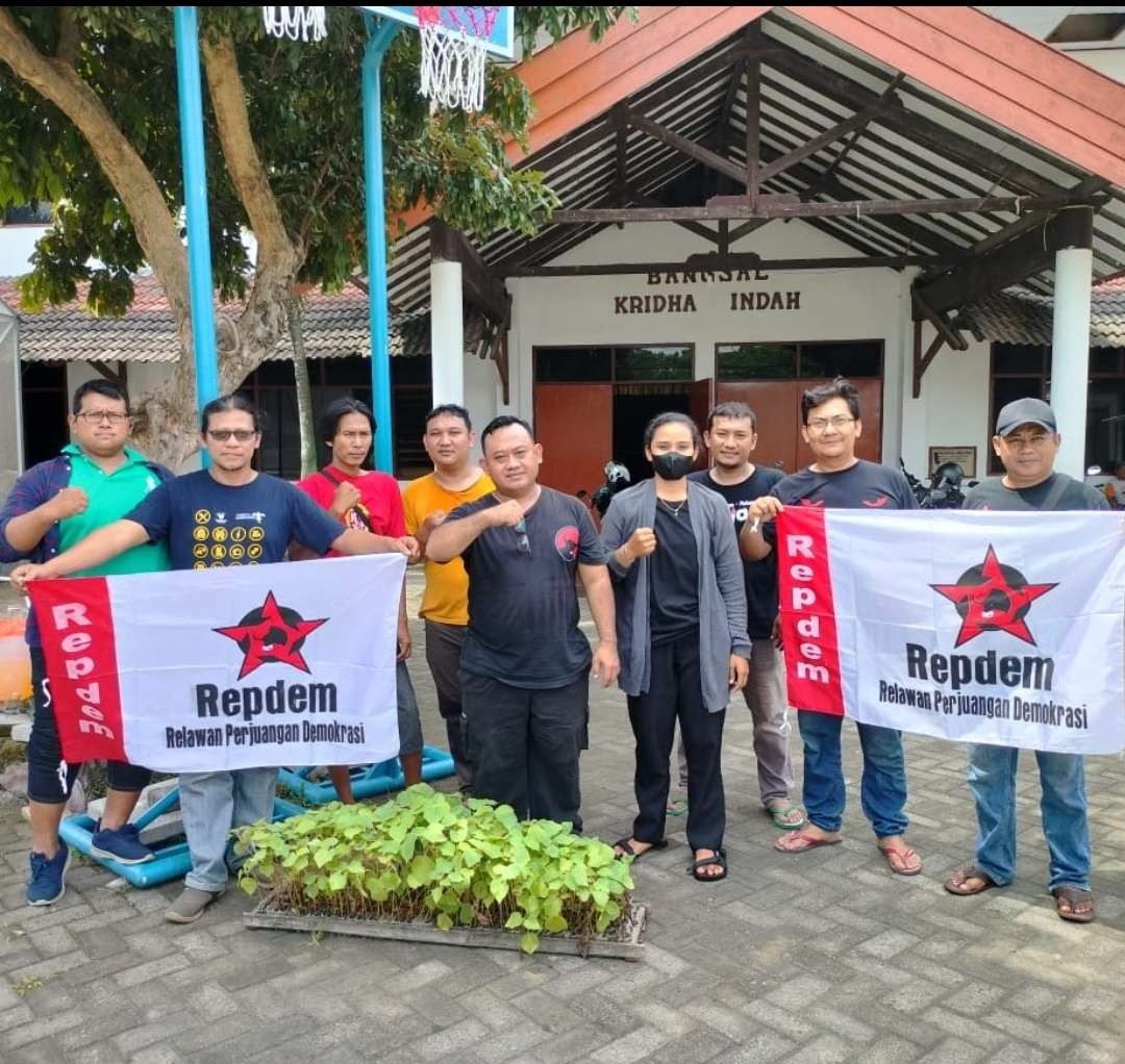 Banteng Muda Indonesia (BMI) dan Relawan Perjuangan Demokrasi (Repdem)  Kota Kediri menggelar aksi tanam ratusan ponoh. (Foto: Istimewa)