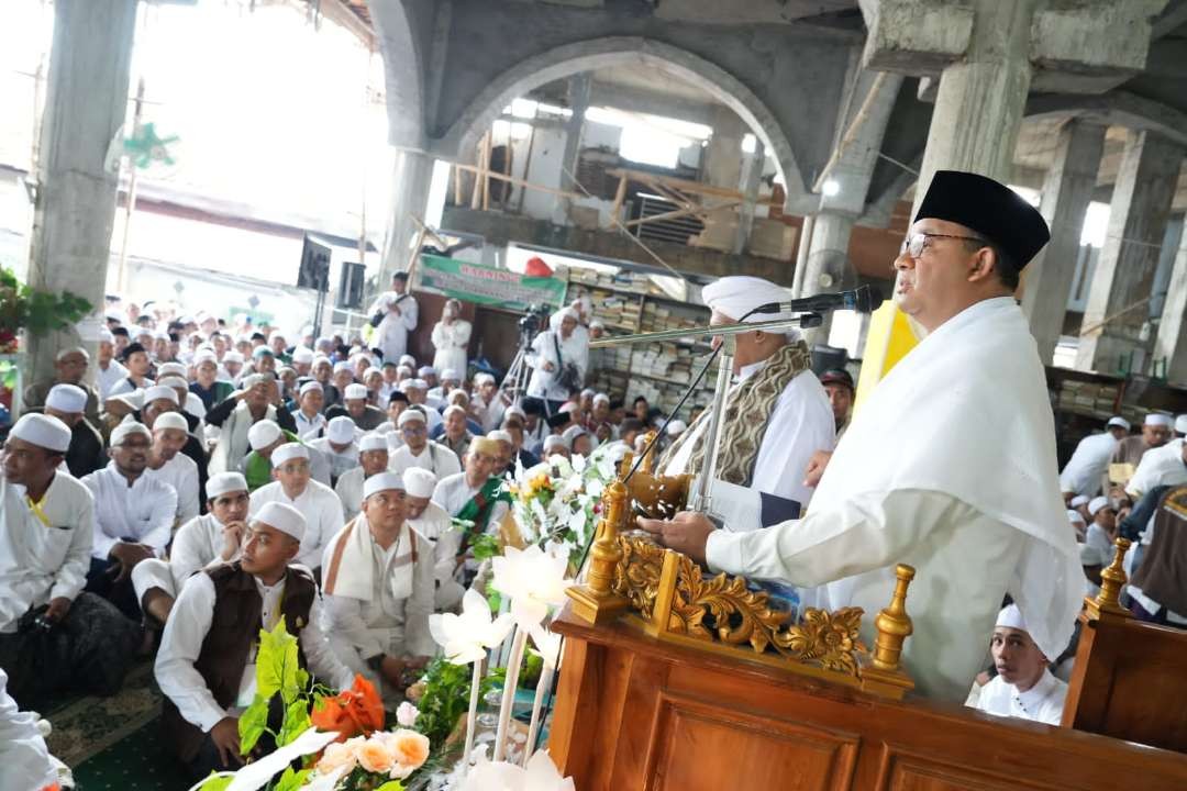 Anies Baswedan saat menyambut jamaah Haul Akbar Habib Sholeh Tanggul Jember (Foto: Dok Tim Anies)
