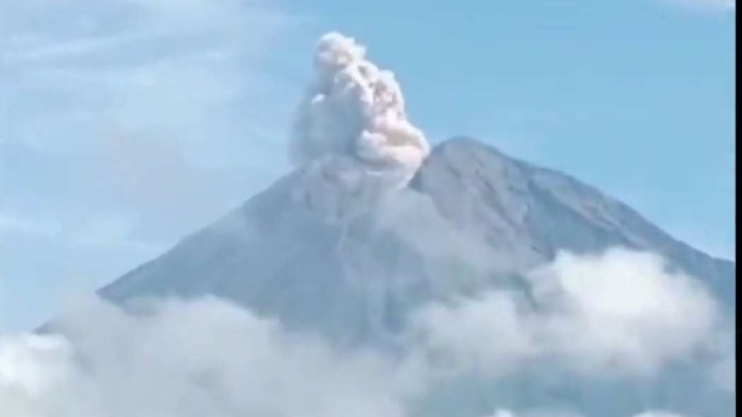 Gunung Semeru erupsi mengeluarkan asap putih setinggi 600 meter, Minggu 7 Mei 2023. (Foto: Twitter)