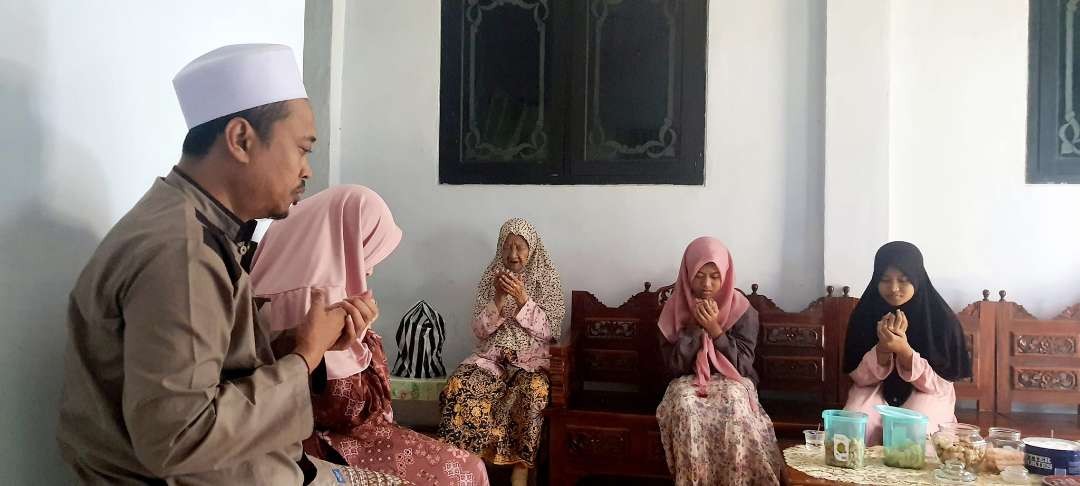 Ust Muhammad Ma'ruf Khozin, di tengah keluarganya. (Foto: dok/ngopibareng.id)