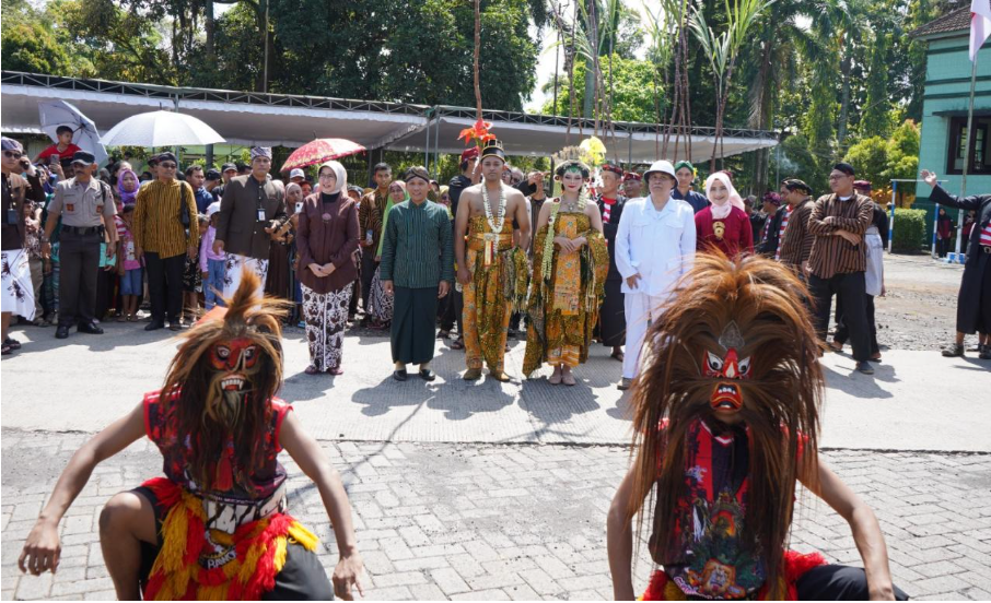 Ritual parade Manten Tebu di Pabrik Gula Jatiroto Lumajang. (Foto: Kominfo Lumajang)