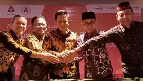 Ketua SMM PTN-Barat yang juga Rektor Universitas Syiah Kuala (USK), Marwan (kanan) bersama Rektor PTN Wilayah Indonesia Barat. (Foto: Asmanu Sudarso/ngopibareng.id)