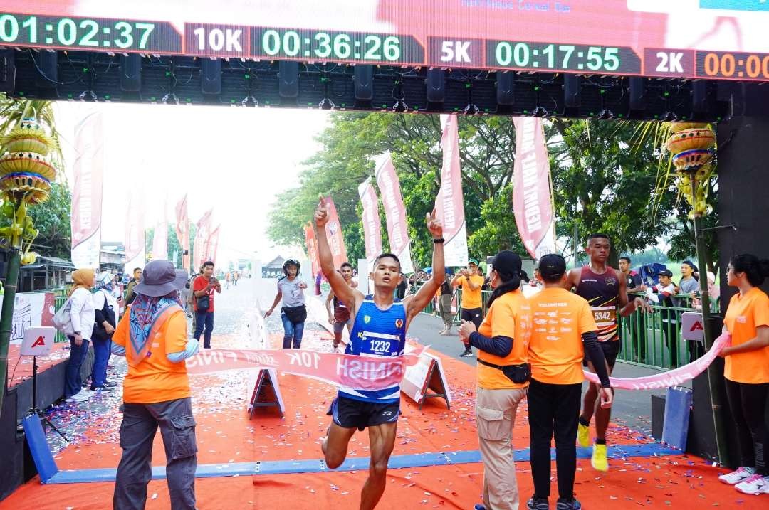 Sebanyak 1.500 pelari dari berbagai daerah di Indonesia mengikuti lomba lari bertajuk Kediri Half Marathon di Area Simpang Lima Gumul, Kediri. (Foto: Kominfo Kediri)