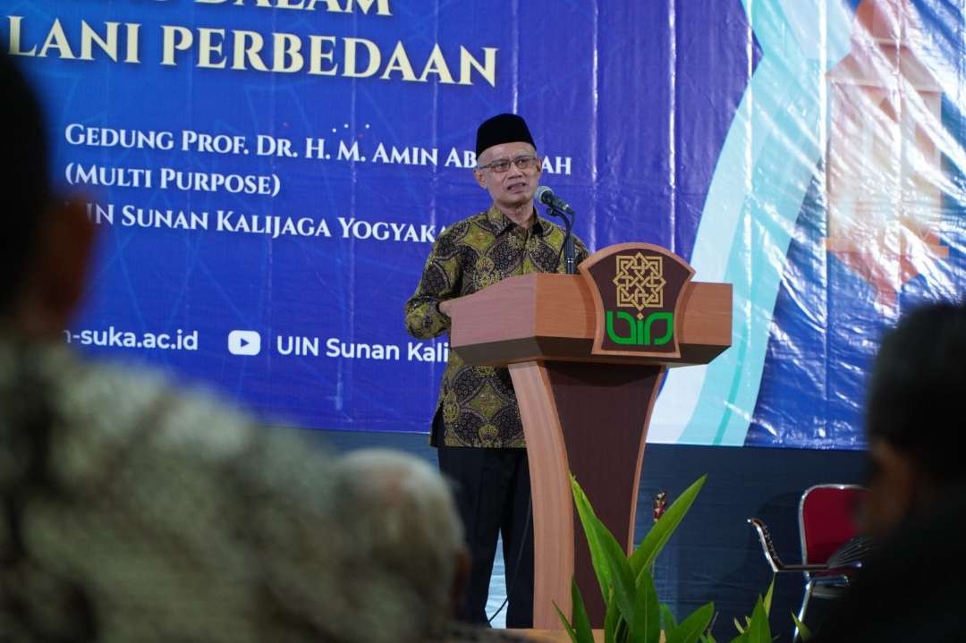 Ketua Umum PP Muhammadiyah pada acara Hikmah Syawalan, di hadapan pemuka agama-agama dan civitas akademika kampus UIN Suka. (Foto: md.or.id)
