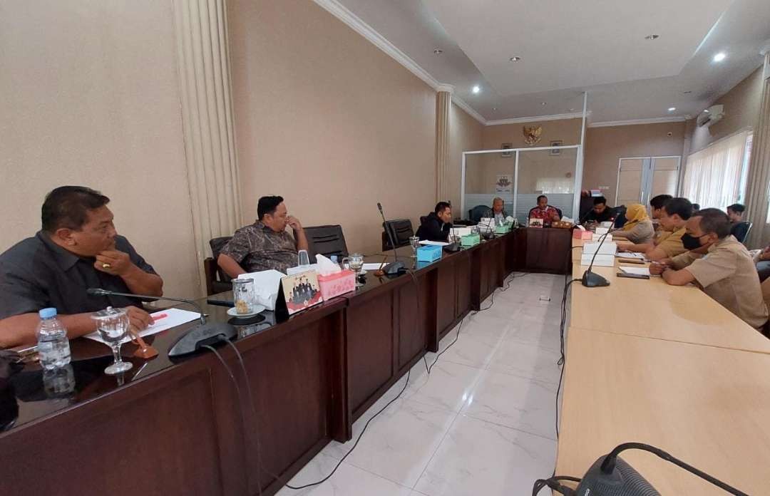 Komisi 3 DPRD saat Rapat Dengar Pendapat (RDP) dengan sejumlah Organisasi Perangkat Daerah (OPD) Pemkot Probolinggo. (Foto: Ikhsan Mahmudi/Ngopbareng.id).