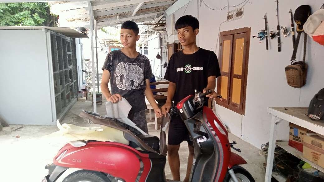Dua korban Alvin dan Ridho menunjukkan motornya yang dirusak oleh kawanan begal (Foto: Khoirul Huda/Ngopibareng.id)