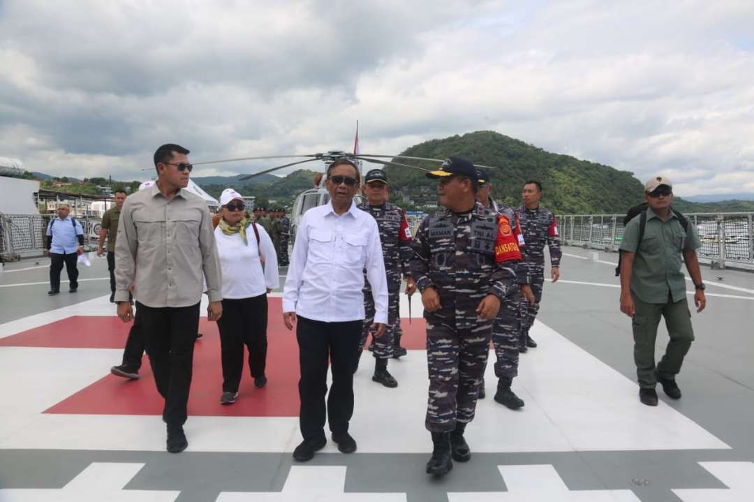 Menkopolhukam Mahfud MD meninjau KRI dr. Wahidin Sudiro Husodo yang dijadikan Kapal Markas Satgasla PAM Laut KTT ASEAN ke-42. (Foto: Koarmada II)