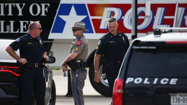 Polisi di Texas mengamankan  lokasi suatu peristiwa pembantaian oleh orang bersenjata. (Foto:Ngopibareng/Reuters/Aljazeera)
