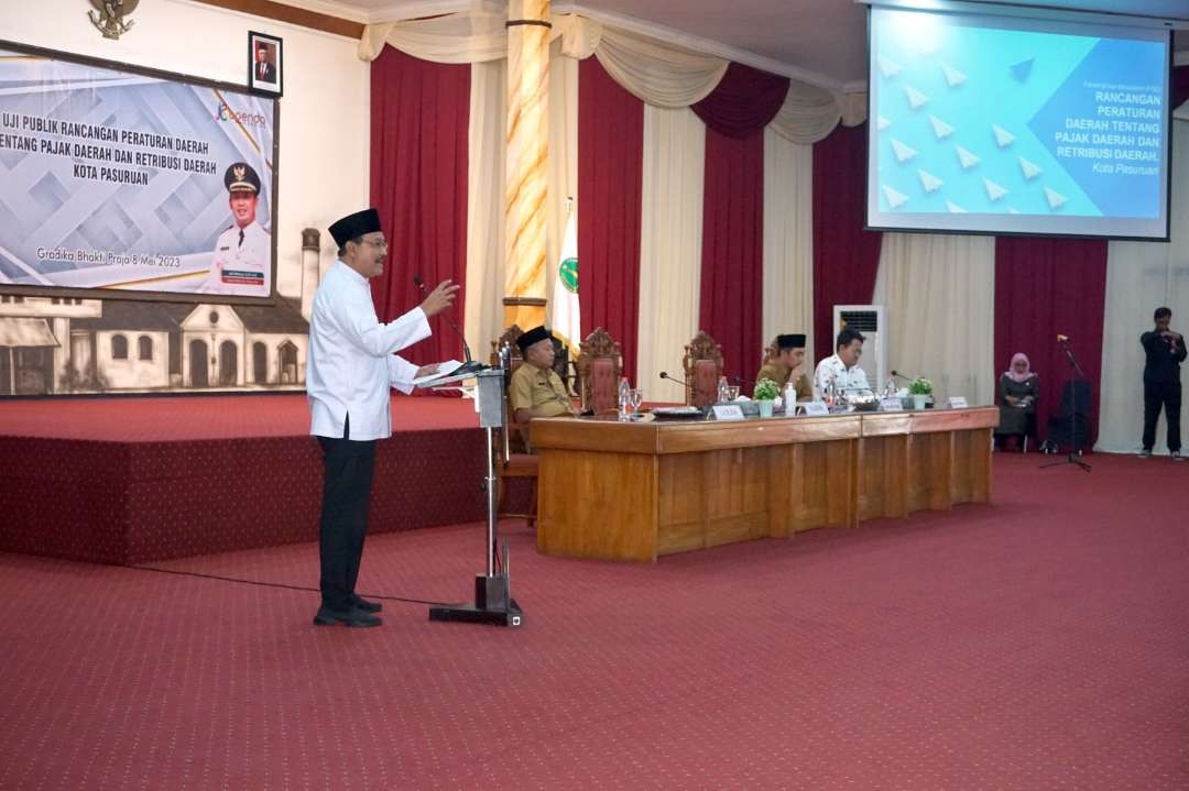 Walikota Pasuruan Saifullah Yusuf (Gus Ipul) saat memberikan sambutan uji publik Raperda tentang Pajak Daerah dan Retribusi Daerah (PDRD) bertempat di Gradikha Bhakti Praja, Senin 08 Mei 2023.