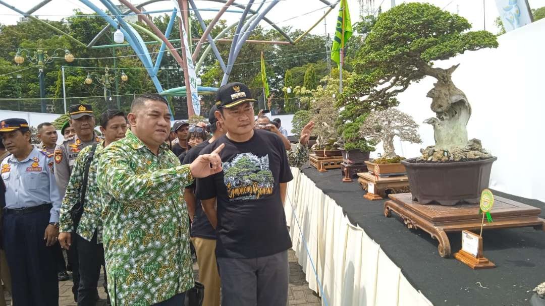Bupati Lamongan, Yuhronur Efendi didampingi Ketua PPBI Pusat, Erwin Risman saat meninjau pameran bonsai. (Foto: Imron Rosidi/Ngopibareng.id)