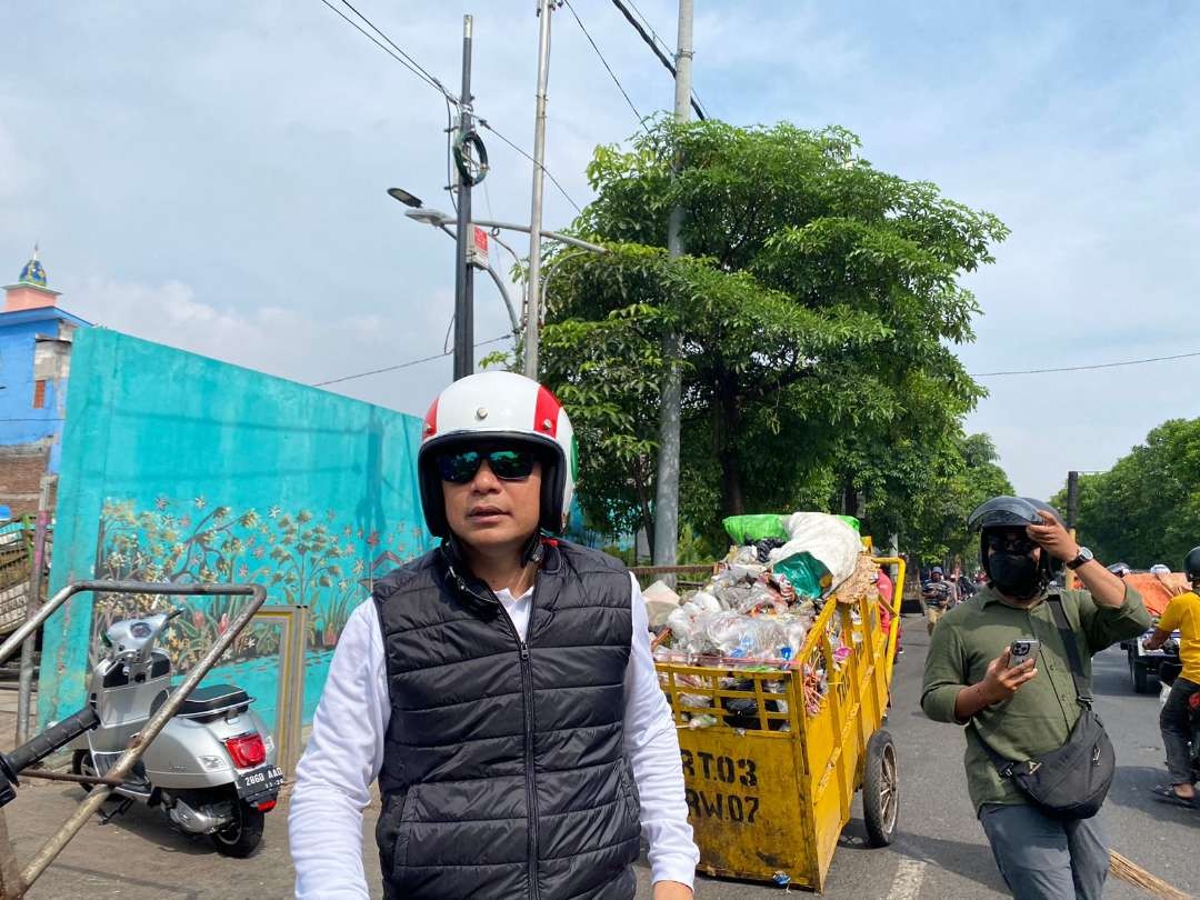 Walikota Surabaya, Eri Cahyadi terusik dengan banyaknya gerobak sampah di TPS makam Rangkah. (Foto: Pita Sari/Ngopibareng.id)