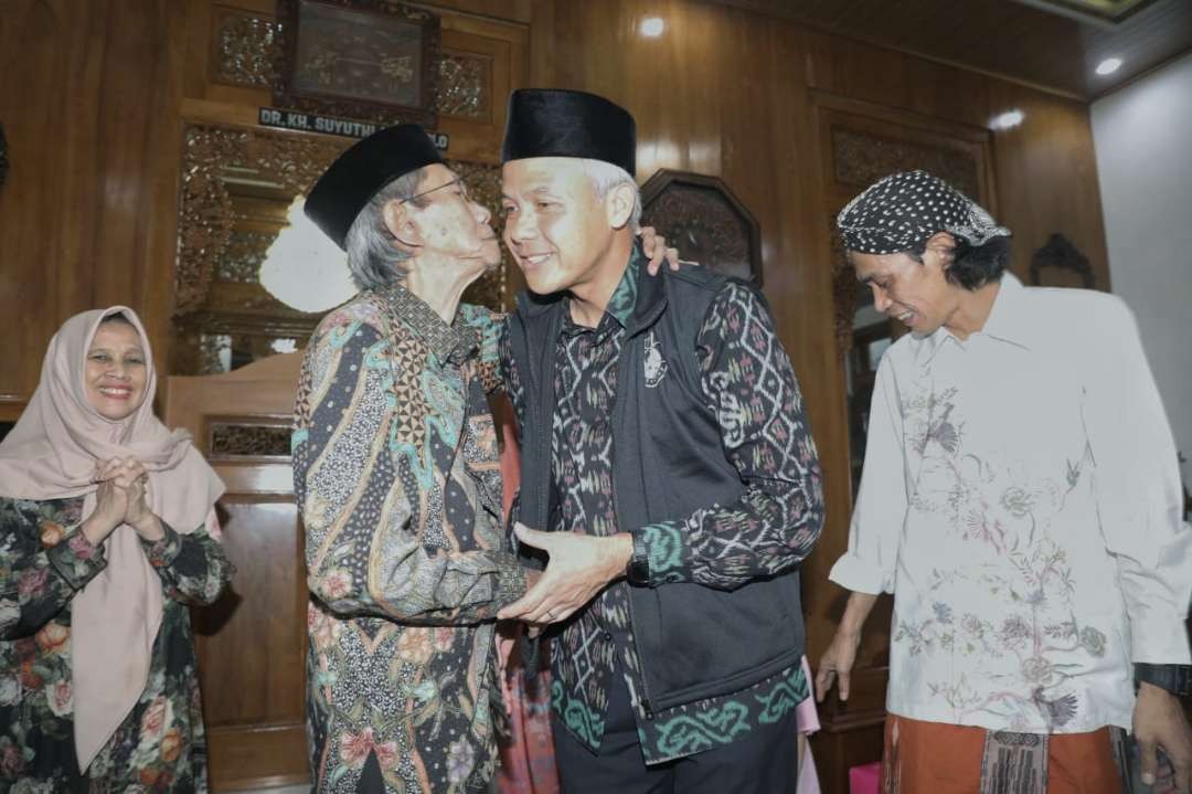 Gubernur Jawa Tengah, Ganjar Pranowo disambut Gus Basyar dan Gus Rifqil setibanya di Ponpes KH Suyuthi Murtadlo atau Abah Suyuthi, Selasa 9 Mei 2023. (Foto: Istimewa)