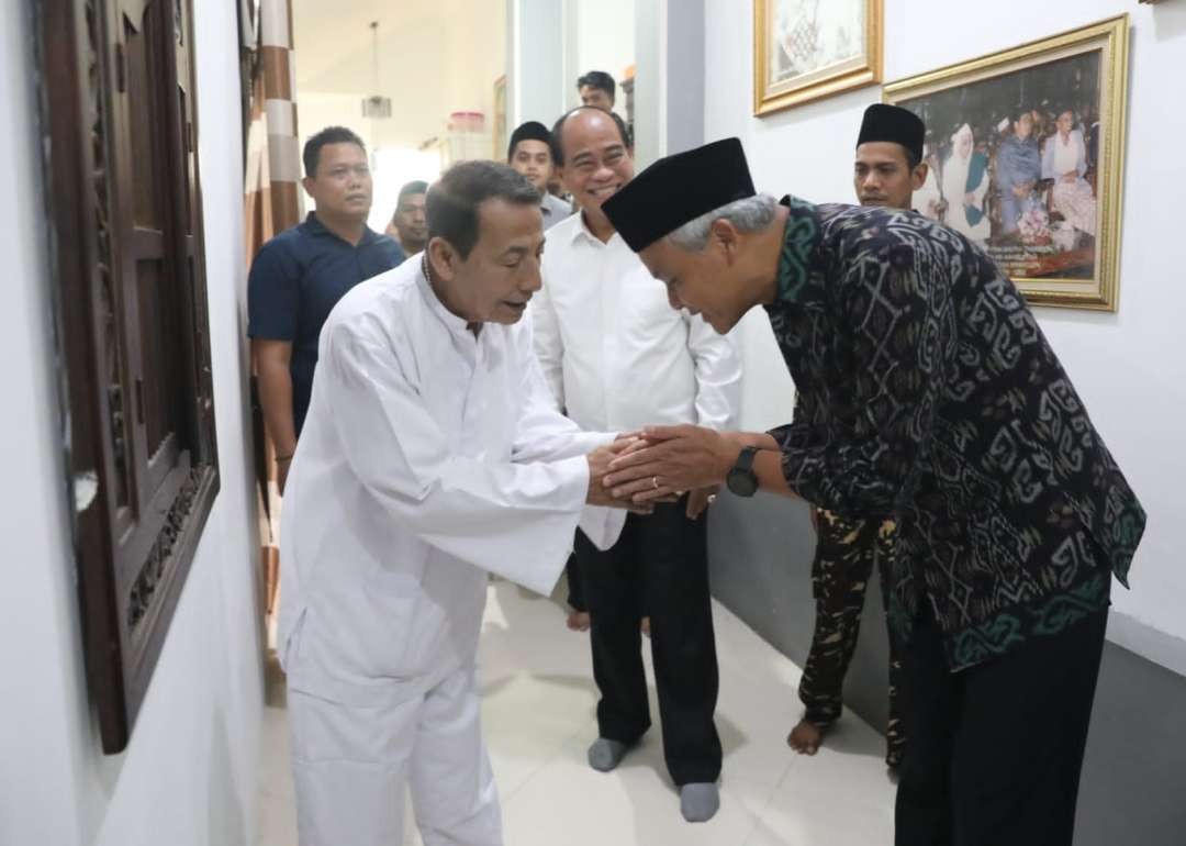 Gubernur Jawa Tengah, Ganjar Pranowo sowan ke rumah Habib Luthfi di Pekalongan, Selasa 9 Mei 2023. (Foto: Istimewa)