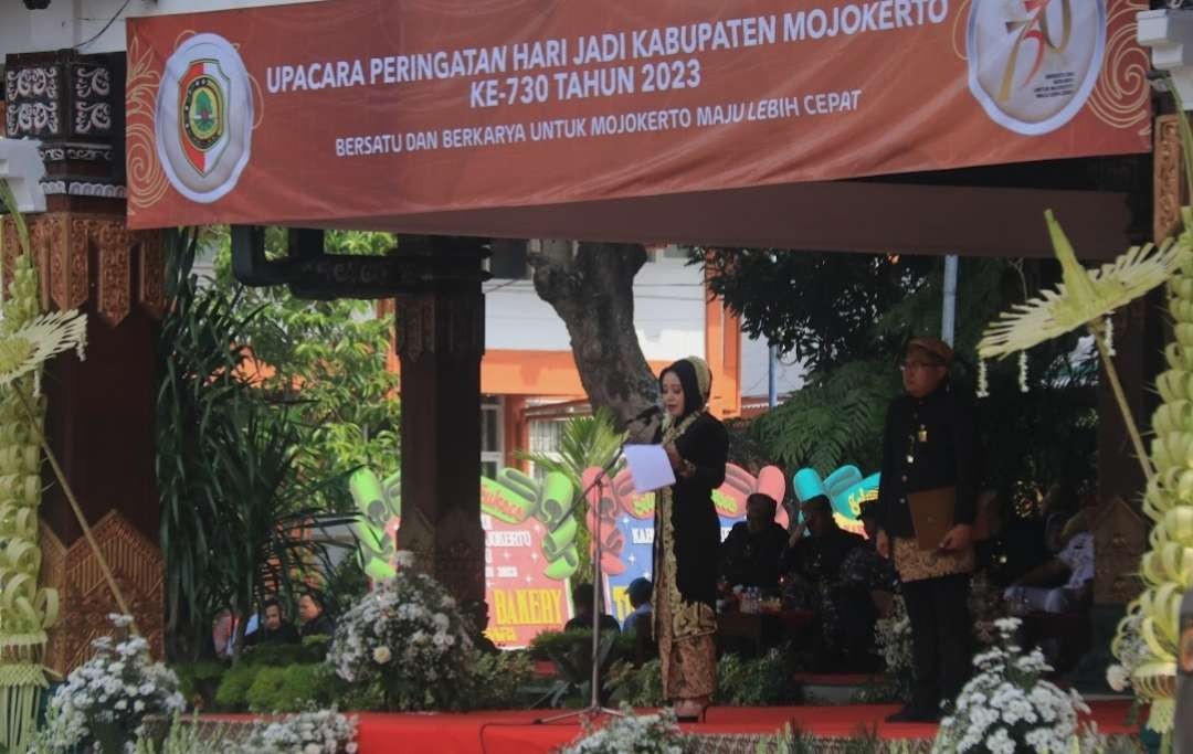 Bupati Mojokerto Ikfina Fahmawati saat memimpin upacara Hari Jadi Kabupaten Mojokerto ke 730.(Foto Deni Lukmantara/Ngopibareng.id)