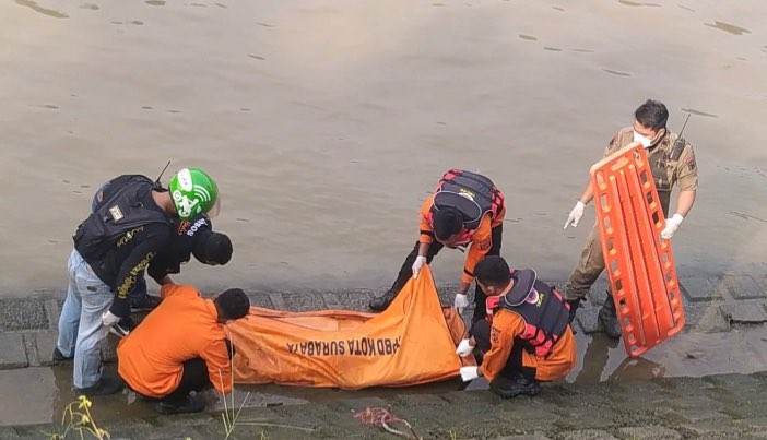 Proses evakuasi jenazah pria di Sungai Jagir (Foto: dok. BPBD Surabaya)