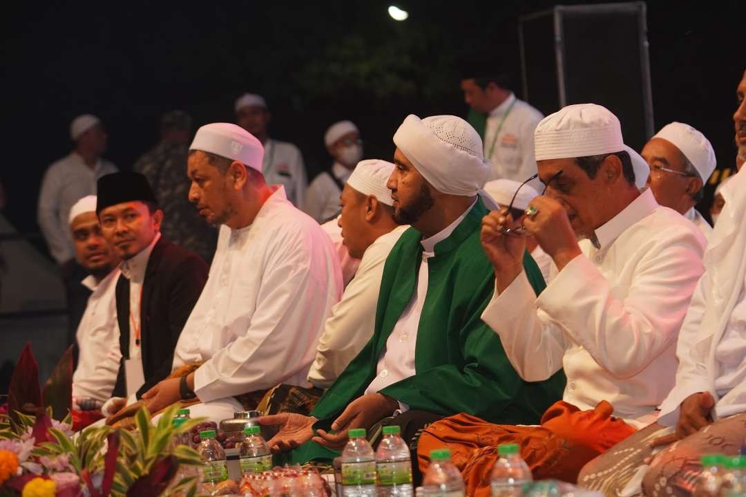 Habib Syech bin Abgul Qadir Assefat, saat kegiatan bershalawat di Tugu Pahlawan Surabaya. (Foto: dok/ngopibareng.id)